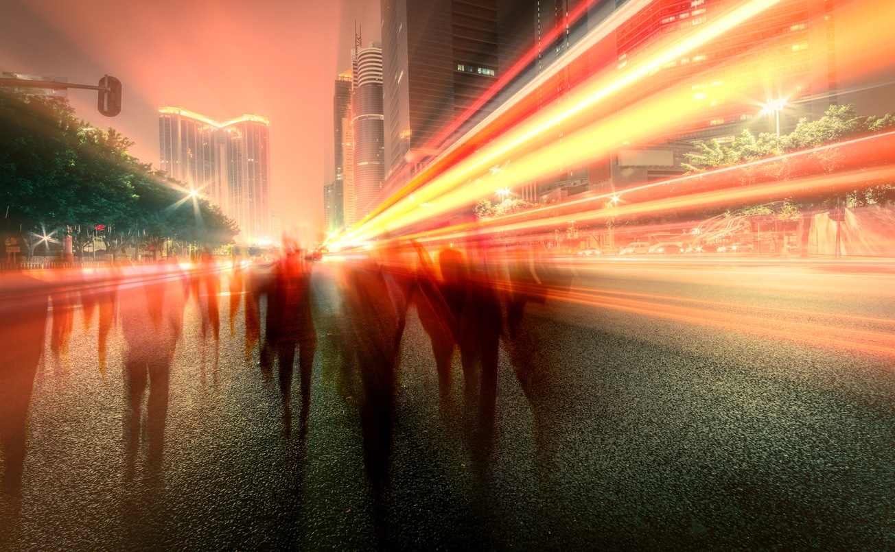 Sich bewegende Menschen auf der Straße symbolisieren die Bewegungsdaten.