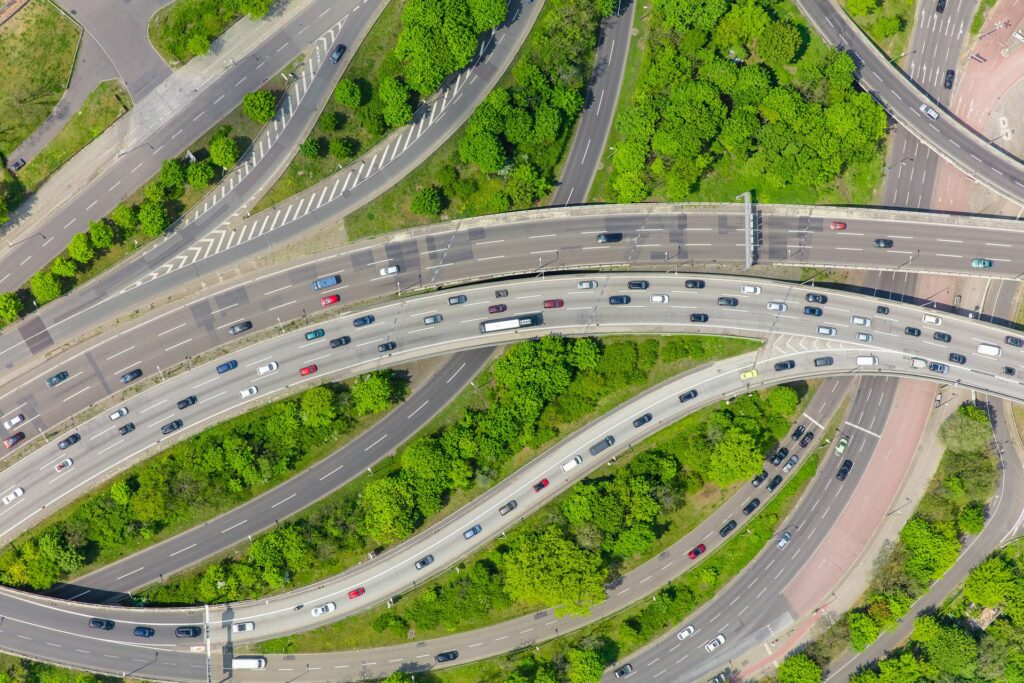 A street with traffic from above symbolizes the HERE Map Data.