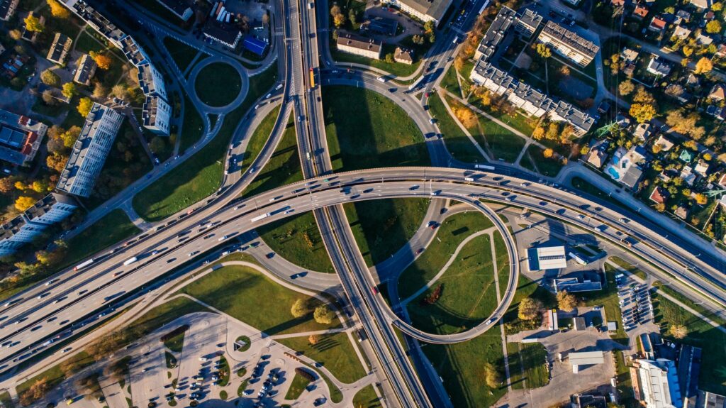 Eine Straße von oben auf der man den Verkehrsfluss beobachten kann.