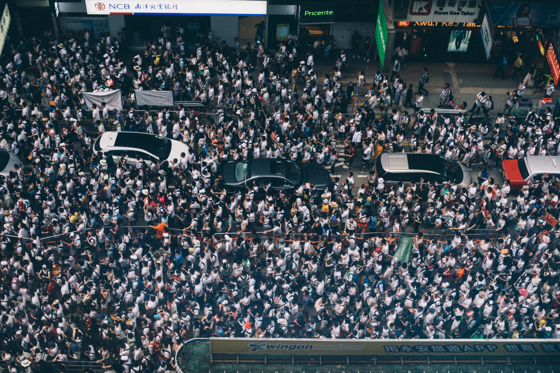 Eine Menschenmenge auf der Straße von oben symbolisiert die Bevölkerungsdaten von MBI.