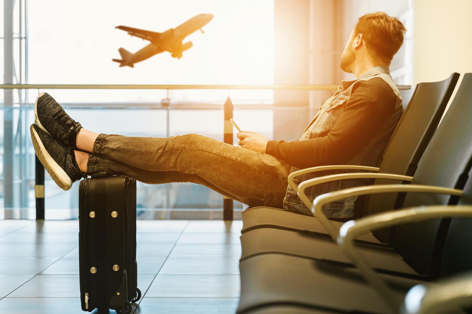 Reisender am Flughafen als beispielhafte Darstellung für Reisesicherheit