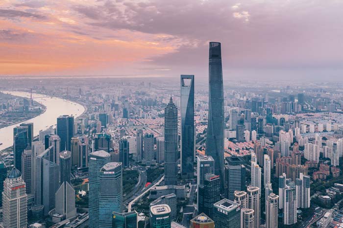 Der wirtschaftliche Risikoindikator zeigt wirtschaftliche Entwicklungen weltweit auf, z. B. in der schnell wachsenden Stadt Shanghai auf dem Bild.
