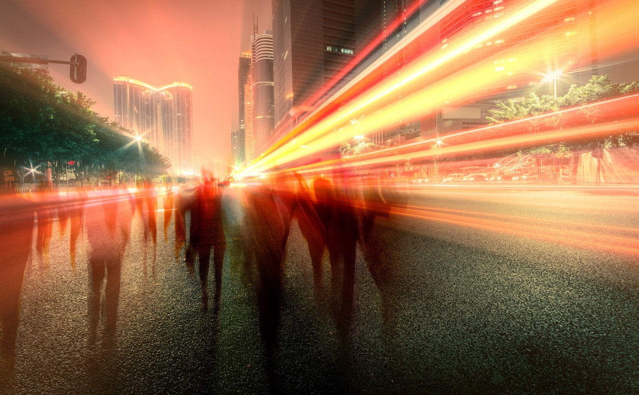 Sich bewegende Menschen auf der Straße symbolisieren die Bewegungsdaten.