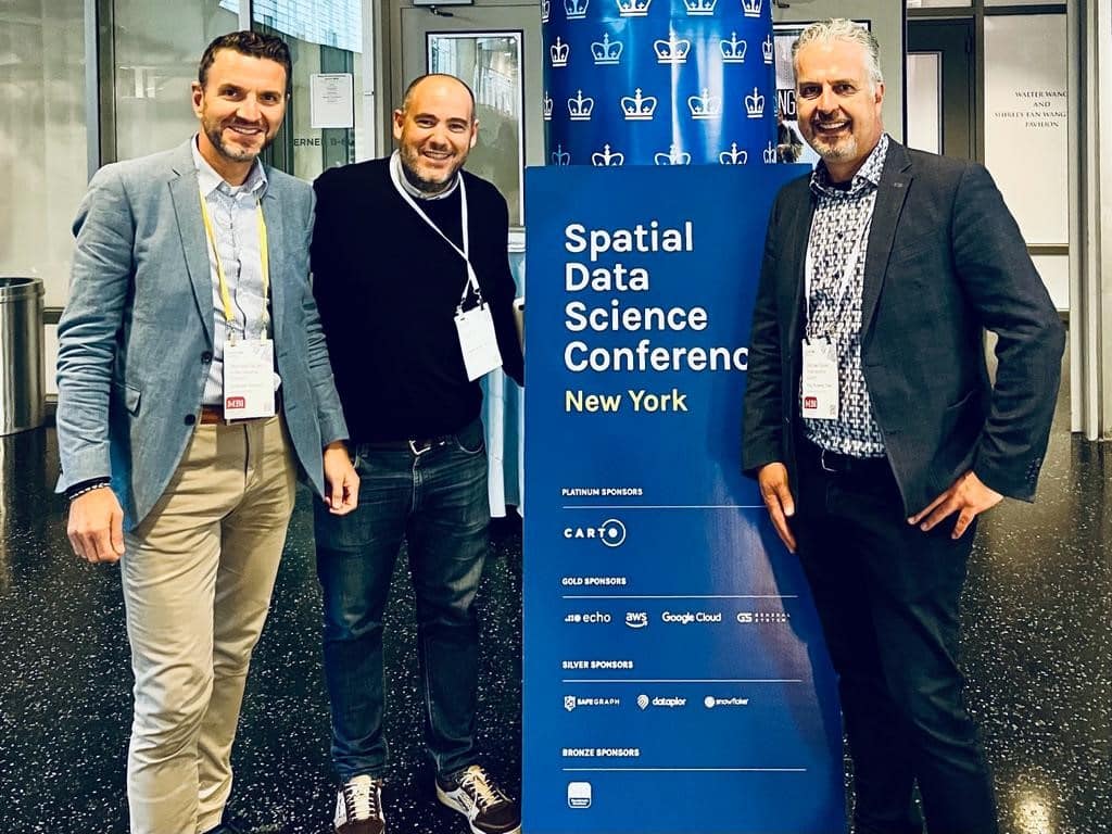 Unser Geschäftsführer Ray Roberts-York und Vertriebsleiter Andreas Wenzel zusammen mit Javier de la Torre, Gründer und Chief Strategy Officer bei CARTO auf dem CARTO SDSC in New York 2023