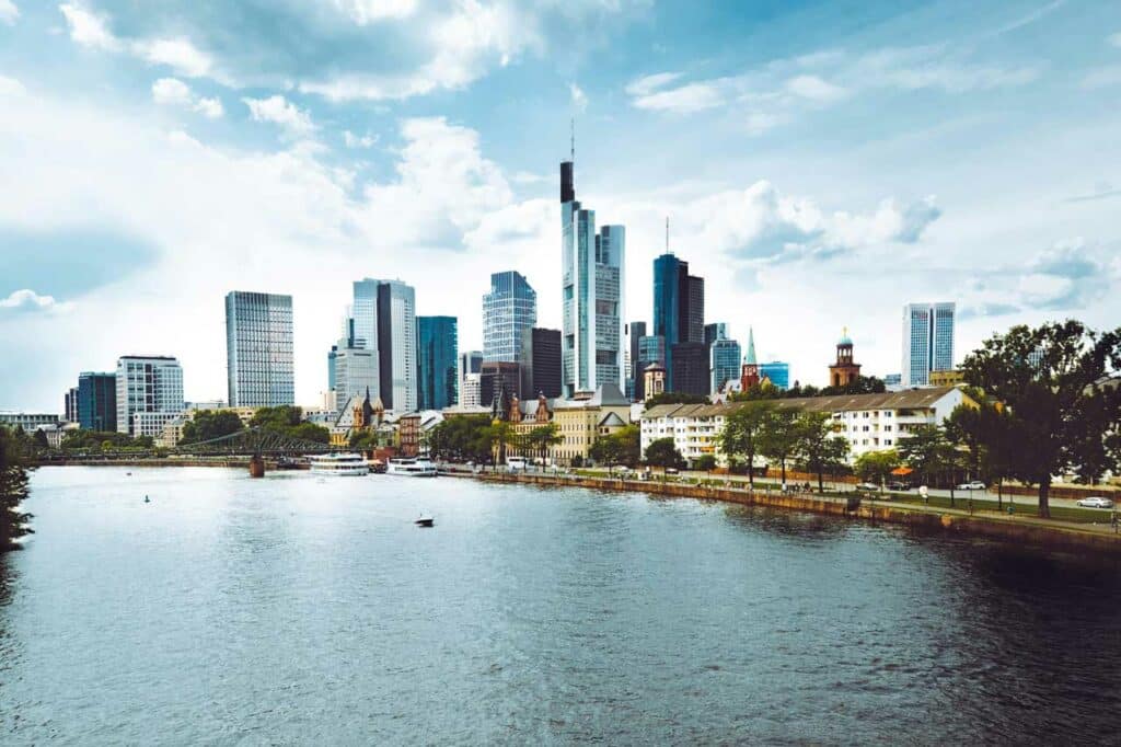 Die Skyline Frankfurts, wo die Cloud Expo Europe 2024 stattfinden wird.