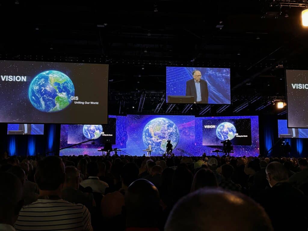 Foto der Plenary Session mit Jack Dangermond, Präsident bei Esri, der über die Vision von „GIS - Uniting our World“ auf der Esri UC 2024 in San Diego spricht