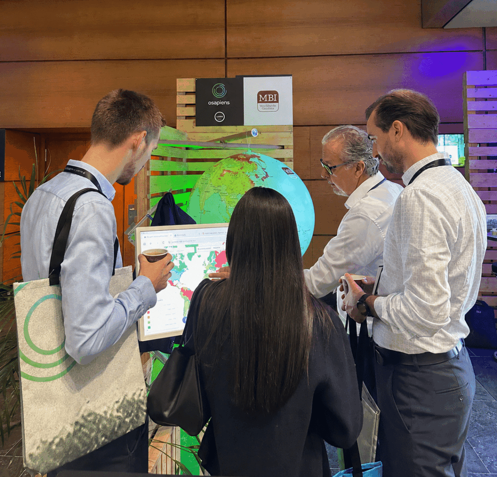 Besucherinnen und Besucher informieren sich am MBI-Messestand über geopolitische Risiken, resiliente Lieferketten und Nachhaltigkeit.