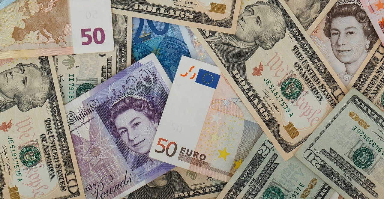 Banknotes in different currencies like Euro, Dollar and Pound as an exemplary representation for income quintiles