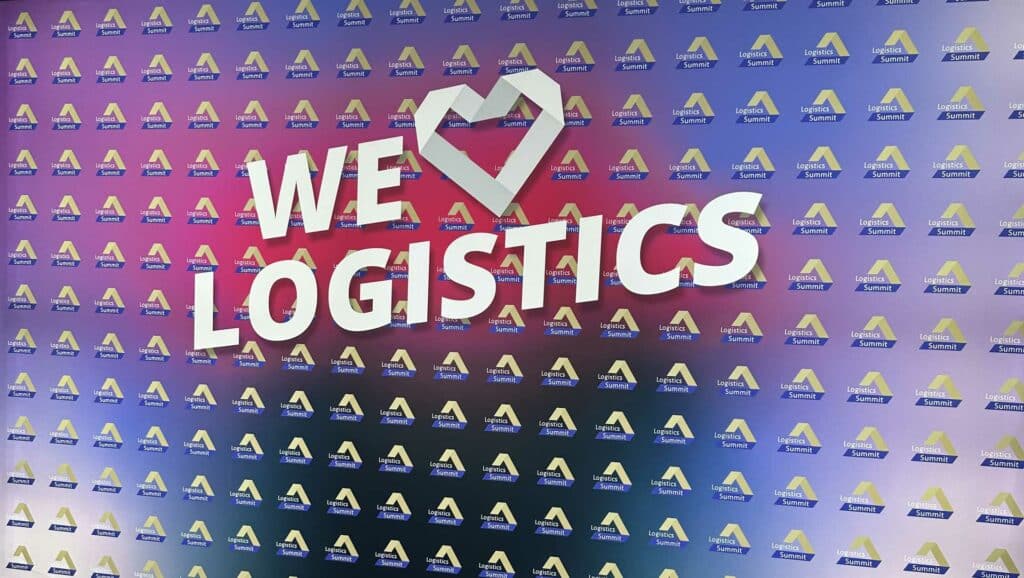Screen at Logistics Summit Düsseldorf that says: We love Logistics.