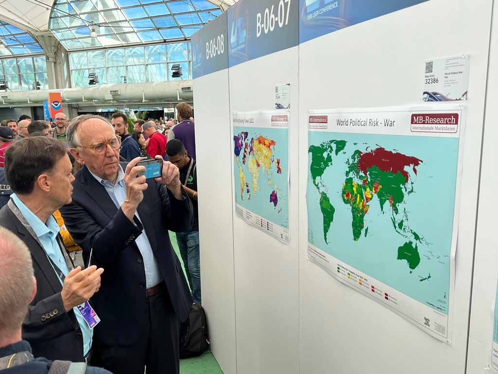 Jack Dangermond from Esri takes Photos of the worldwide consistent and comparable Data of MBI at the Esri UC