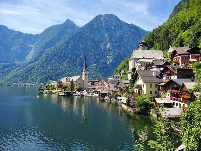 Socio-demographic data, purchasing power data and area boundaries can be used to perform a variety of data analyses about Österreich.