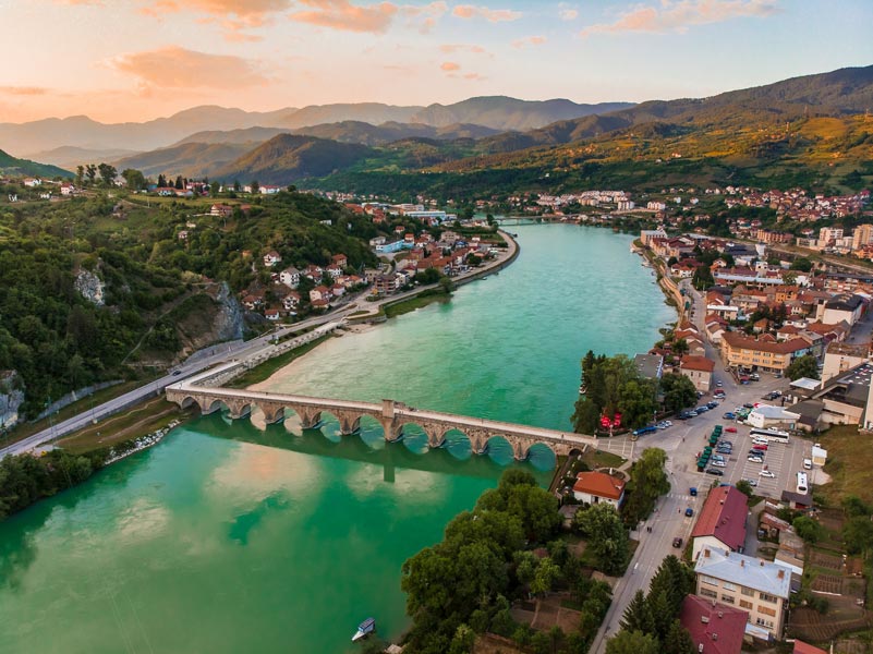Mit den soziodemographischen Daten, den Kaufkraftdaten und den Gebietsgrenzen lassen sich eine Vielzahl von Datenanalysen über Bosnien und Herzegowina durchführen, exemplarisch dargestellt durch den im Bild dargestellten Laptop.