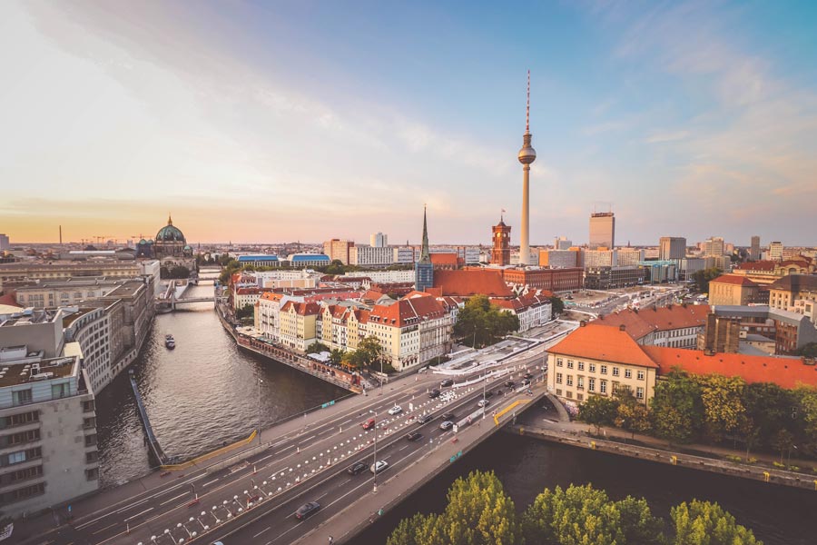 Mit den soziodemographischen Daten, den Kaufkraftdaten und den Gebietsgrenzen lassen sich eine Vielzahl von Datenanalysen über Deutschland durchführen, exemplarisch dargestellt durch den im Bild dargestellten Laptop.