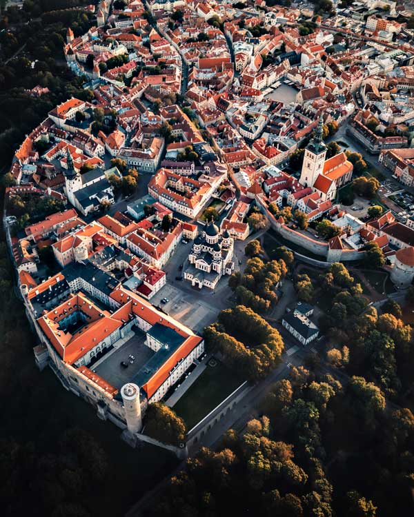 Socio-demographic data, purchasing power data and area boundaries can be used to perform a variety of data analyses about Estland.